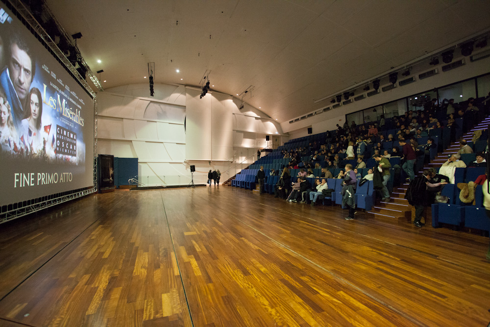 La sala del Cinema Auditorium Oscar Niemeyer.