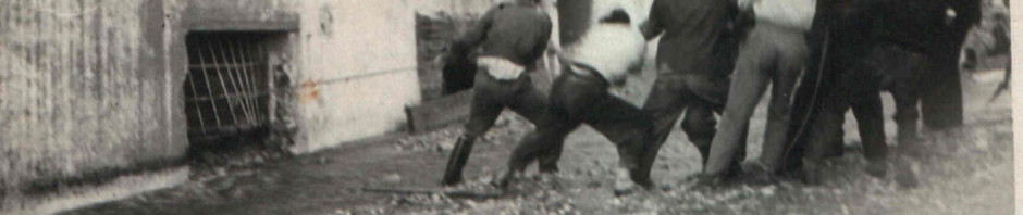 Una fase dei lavori di sgombero in via Fiume