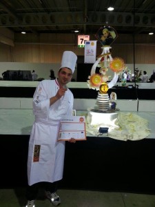 Raimondo Esposito con medaglia ed attestato al CWC.Categoria "Pasticceria artistica".